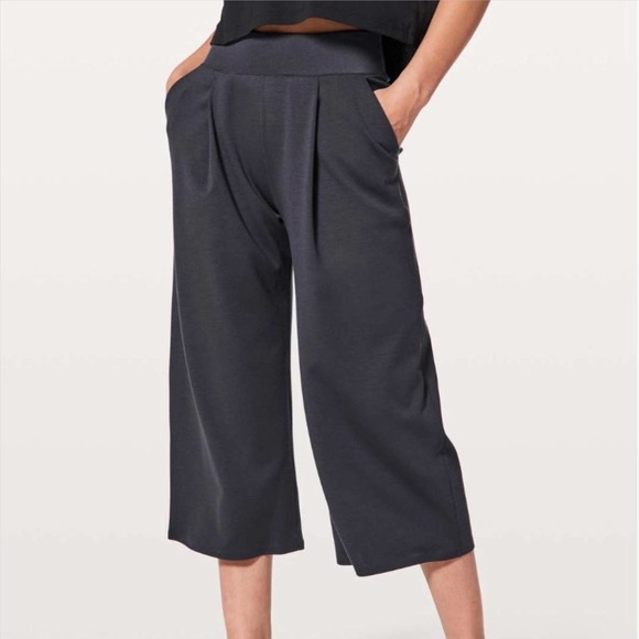 lululemon athletica Pants - Lululemon Can You Feel The Pleat Crop *21" in Blue Tied